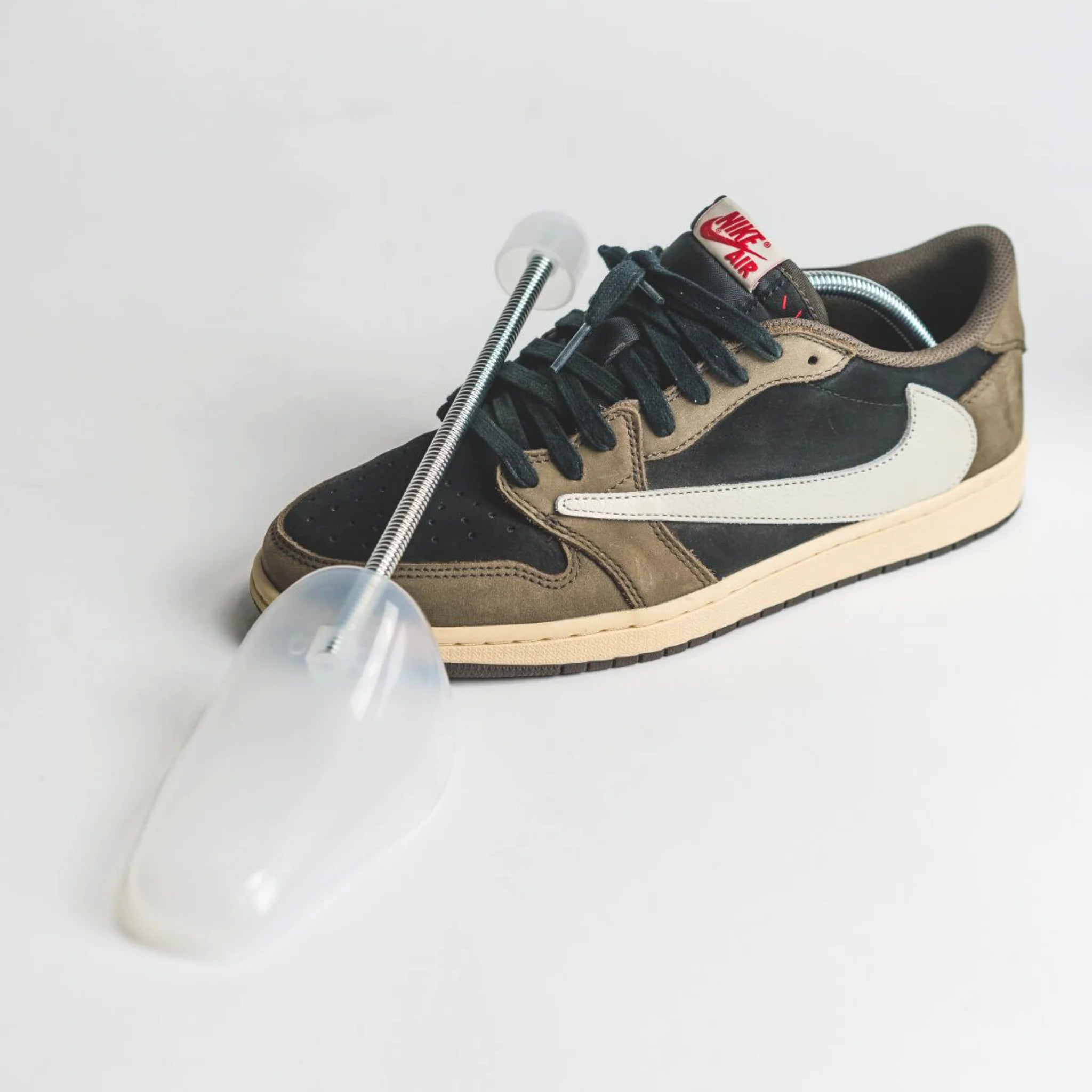 Three seals indicating trust, free shipping, and guarantee, with 'SNEAKERSOUL' written below.