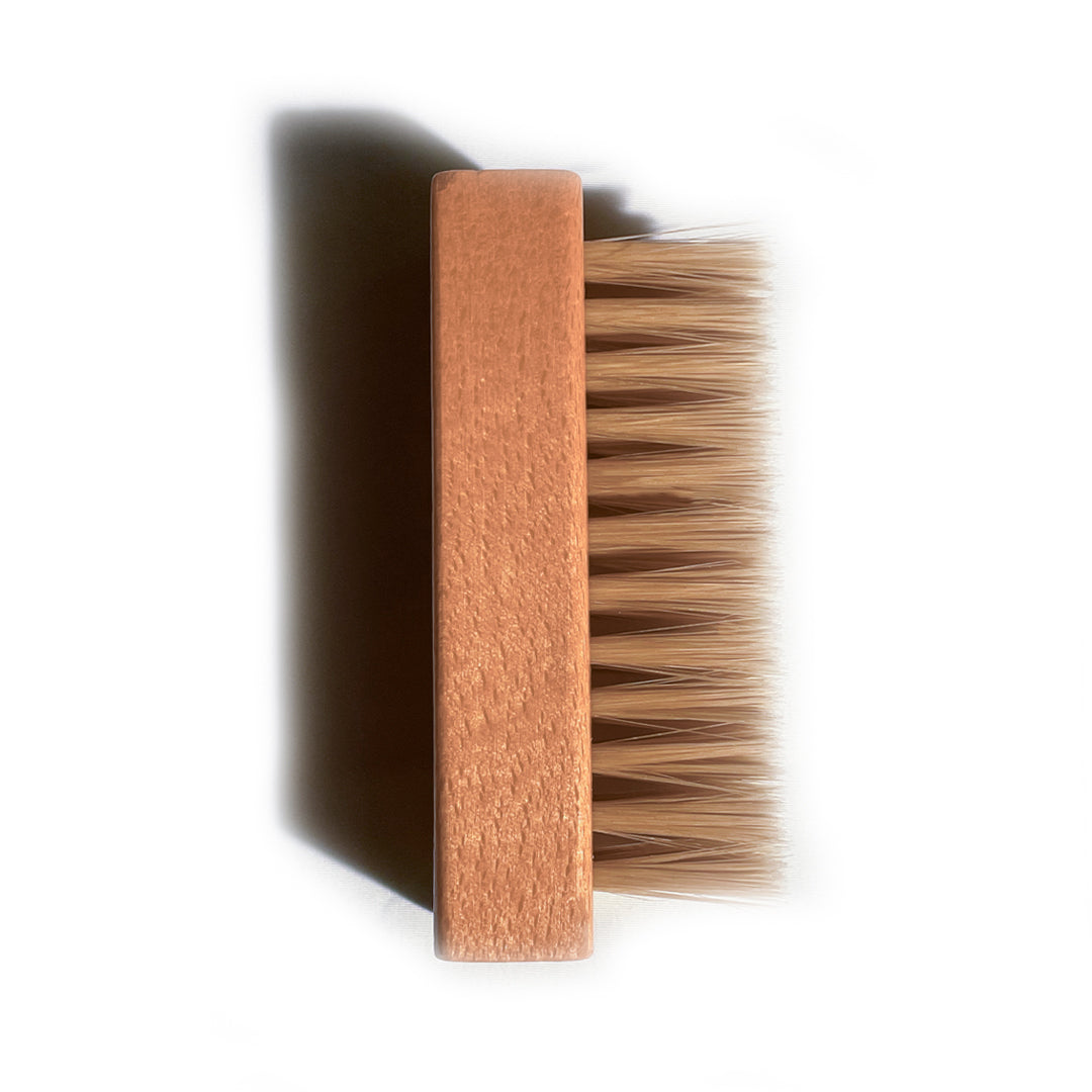 Three seals indicating trust, free shipping, and guarantee, with 'SNEAKERSOUL' written below.